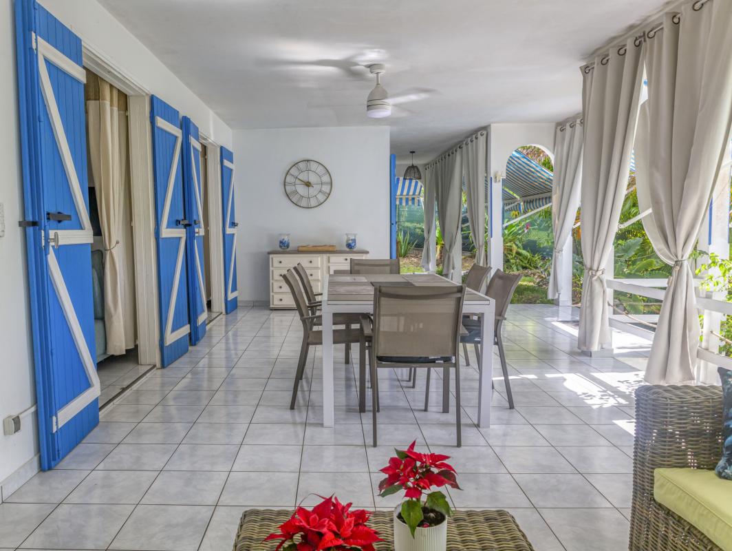 9.Location villa piscine Sainte Anne Gudaeloupe_Terrasse